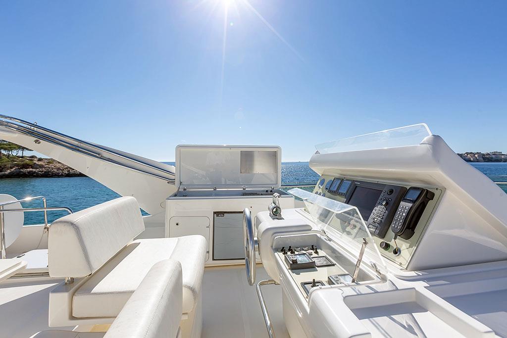 2005 FERRETTI YACHTS 731 